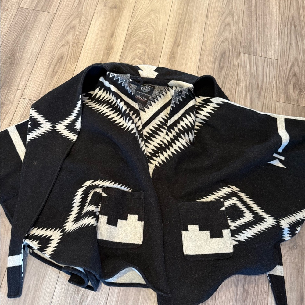 Ojos pattern Pendleton Black and White mid-length cloak